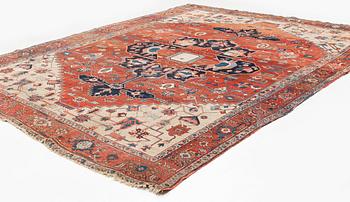 An antique Heris Serapi carpet, ca 391-408 x 298 cm.