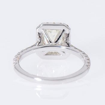 RING, 18K vitguld, radiantslipad diamant ca 1,30 ct, sidostenar totalt ca 0,54 ct.
