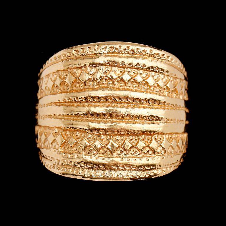 RING, 18 k guld, svenska stämplar BEH. Vikt ca 10 g.