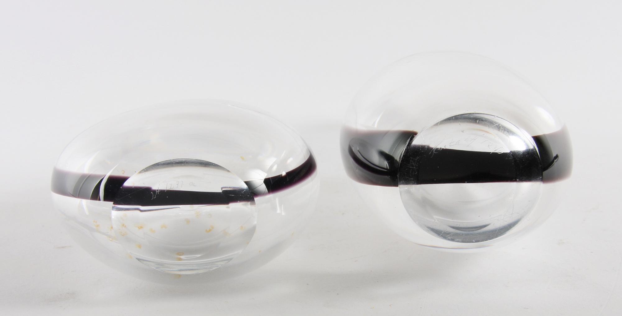 VASER, 2 st, glas, Vicke Lindstrand, Kosta, sign.