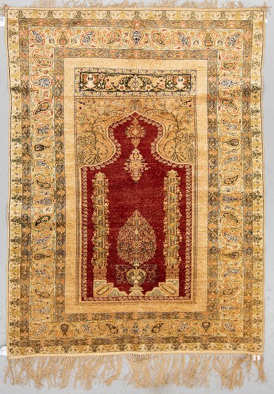 MATTO, a semi-antique Turkish, ca 182,5-185 x 136,5-139,5 cm (as well as ca 1,5 cm flat weave at the ends).