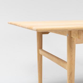 A model CH327 oak dining table by Hans J Wegner for Carl Hansen & Son.