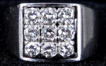 RING, vitguld samt 9 briljanter. Tot vikt 7 gram.