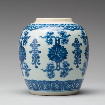 A blue and white jar, Qing dynasty, Kangxi (1662-1722).