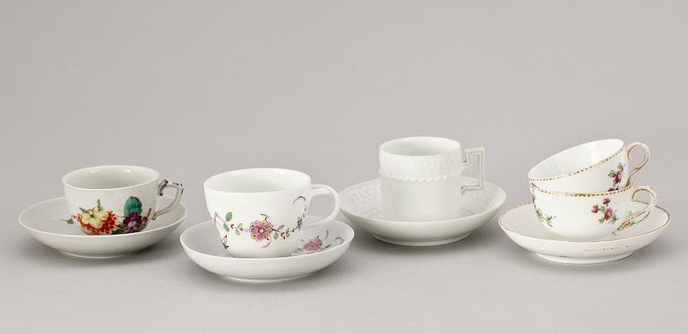 KOPPAR MED FAT, 5 st, porslin, bl a Paris och Meissen, 1700-1800-tal.