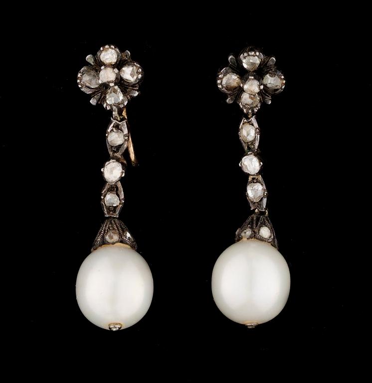 ÖRHÄNGEN, guld, silver rosenslipade diamanter och sötvattenspärlor.