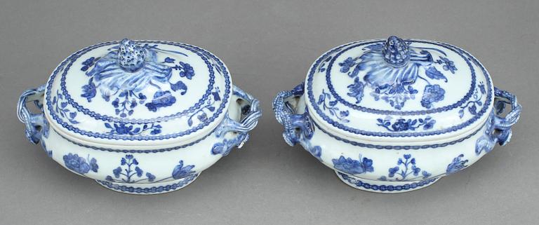 SMÖRTERRINER, ett par, porslin, Kina, Qingdynastin, (1736-1795).