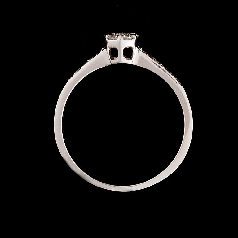 RING, 18K vitguld, 19 briljantslipade diamanter, tot. ca 0,24 ct. Vikt 3,1 g.