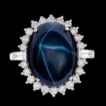 1254. RING, cabochonslipad blå stjärnsafir med briljant-och smaragdslipade diamanter.