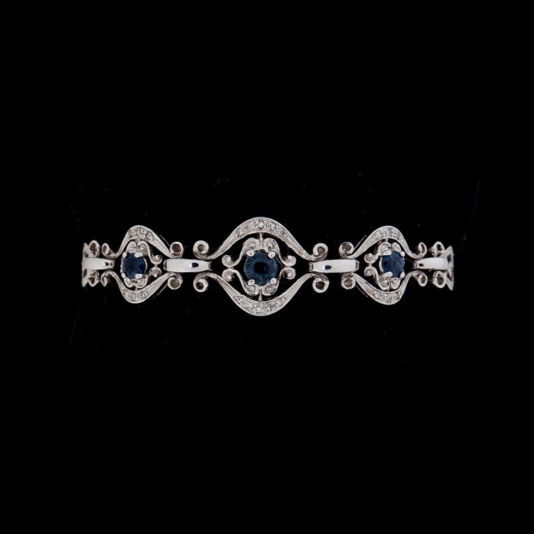 ARMLÄNK, 18k vitguld med 3 st fasettslipade safirer samt små diamanter. Vikt ca 17 gram.
