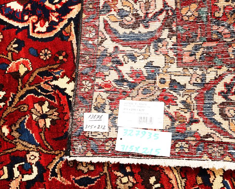 A Mahal carpet c. 315 x 215 cm.