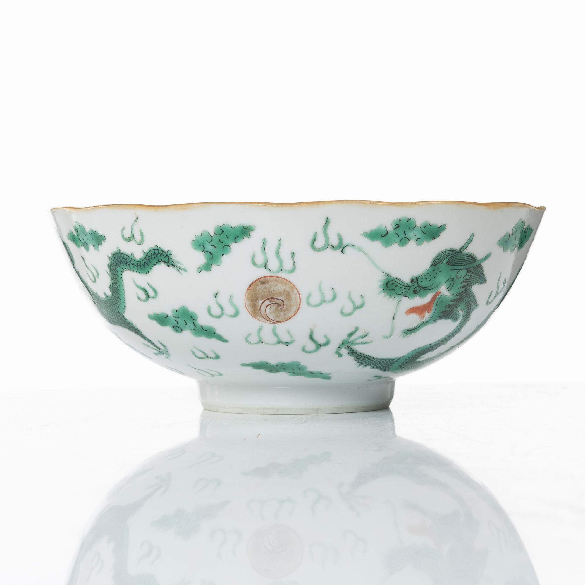 A Chinese enamelled 'dragon' porcelain bowl, Qing dynasty, 19th century.