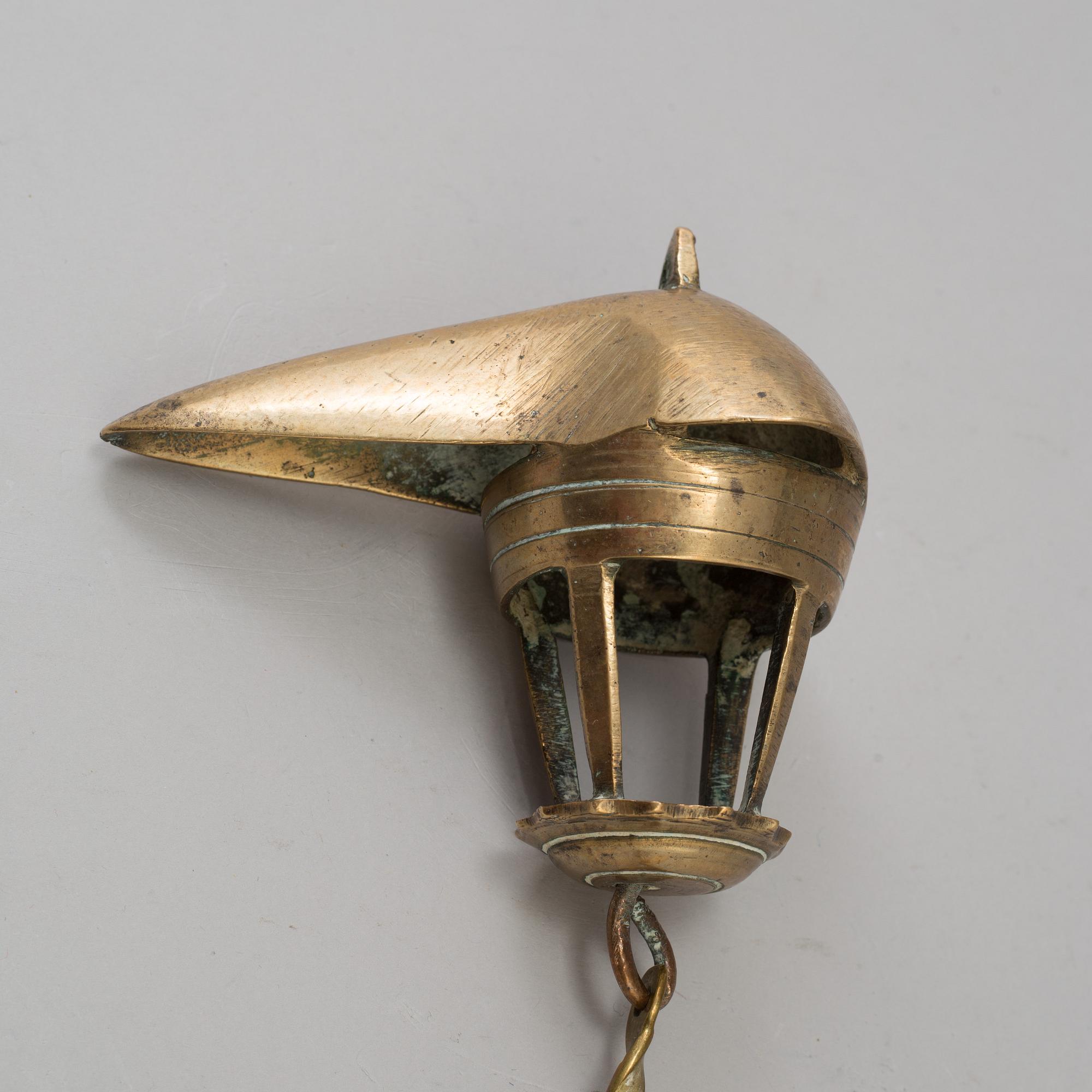 AN 18TH CENTURY BRONZE OIL LAMP.