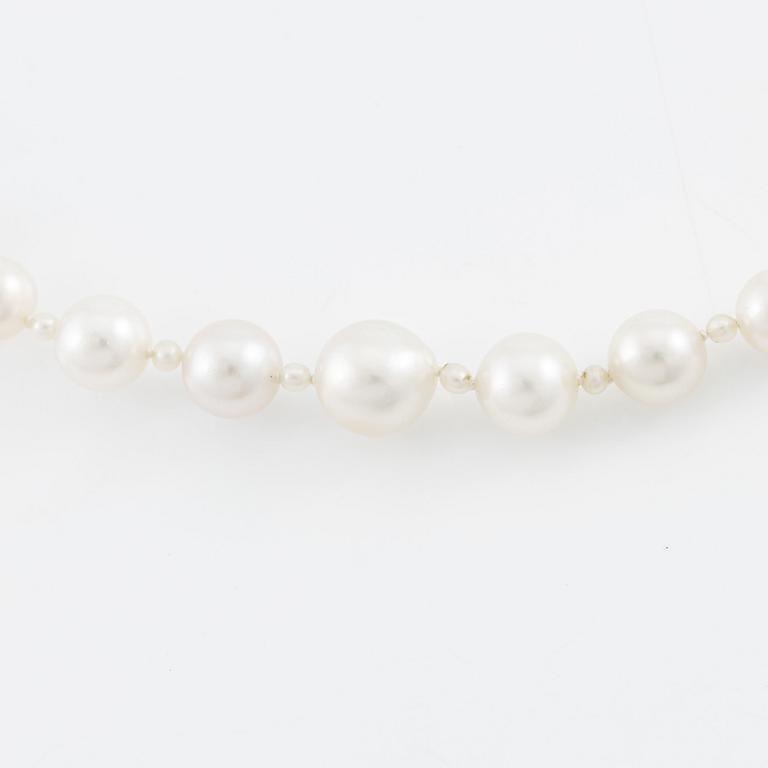 Necklace of pearls with a gold and silver clasp set with rose-cut diamonds.