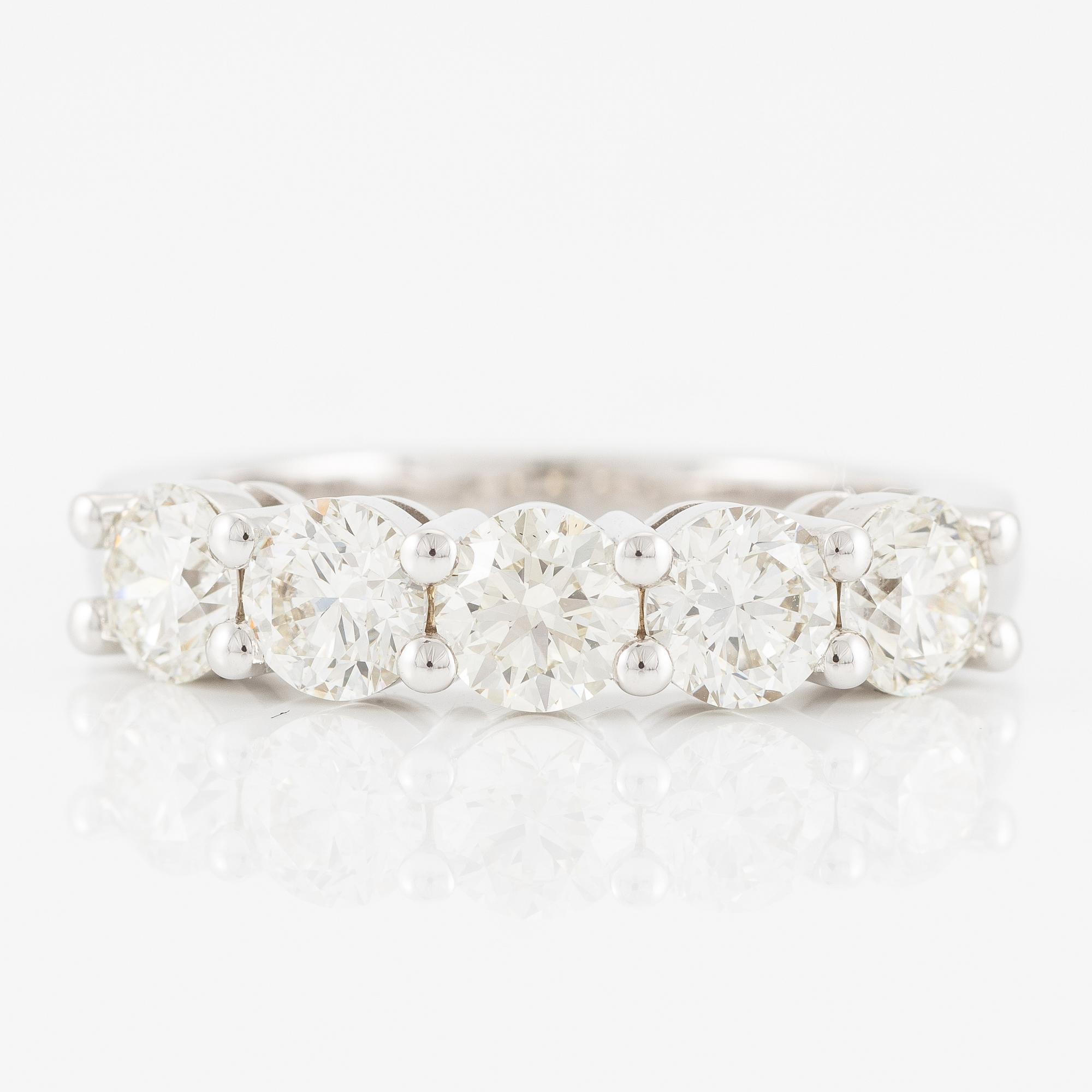 Half eternity ring in 18K white gold set with brilliant-cut diamonds.