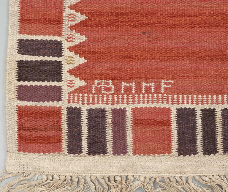 CARPET. "Salerno röd med enkel bård". Rölakan (flat weave). 271 x 189 cm. Signed AB MMF BN.