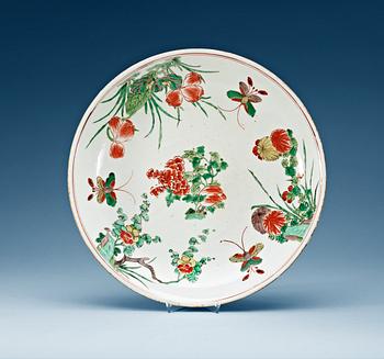 1387. A large famille verte charger, Qing dynasty, Kangxi (1662-1722).