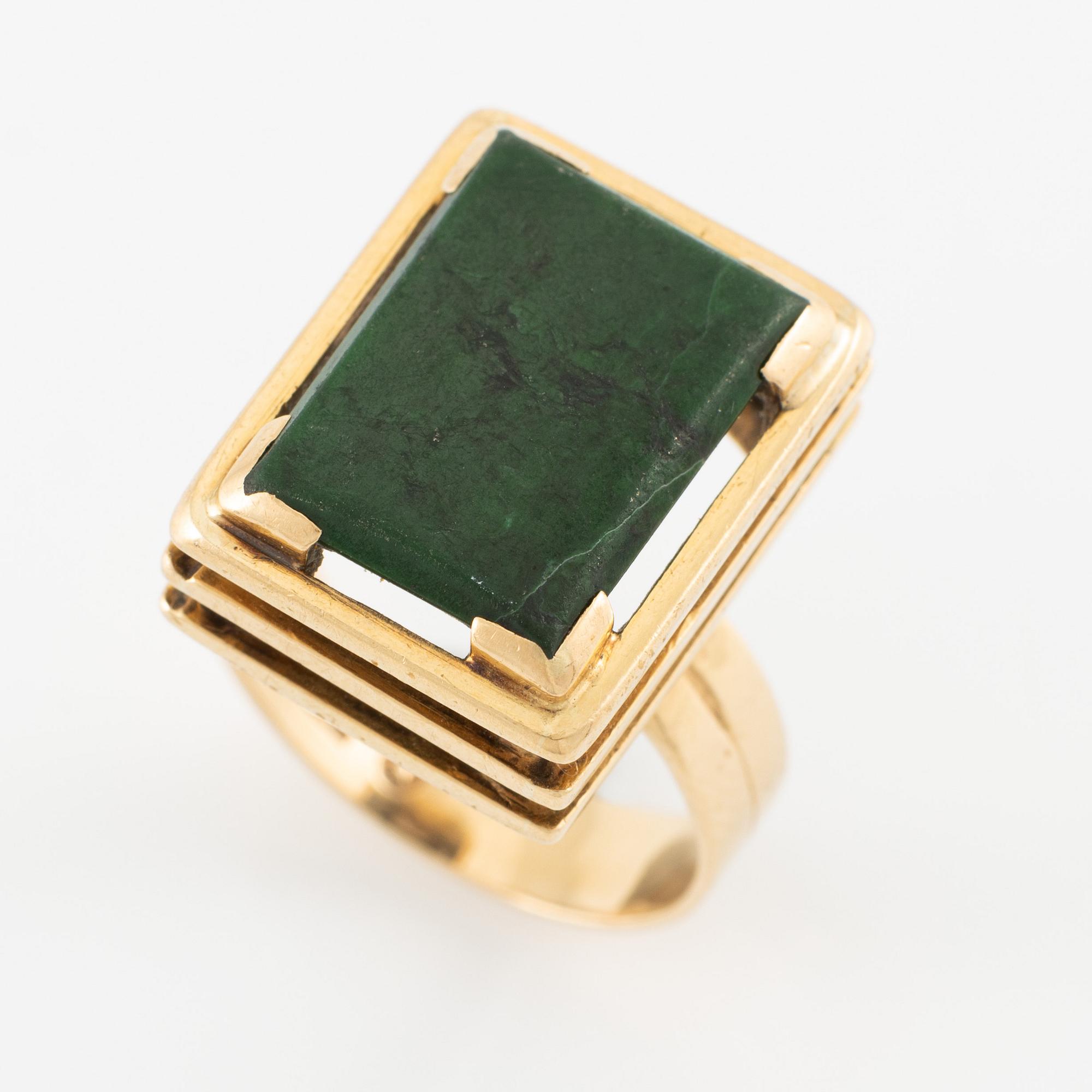 Ring, 18K gold with green stone.