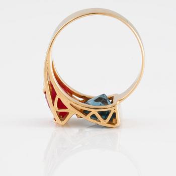 RING, 18K guld med fasettsliapde syntetiska stenar, Juvelfabriken, Stockholm 1942. Vikt 5,4 gram.