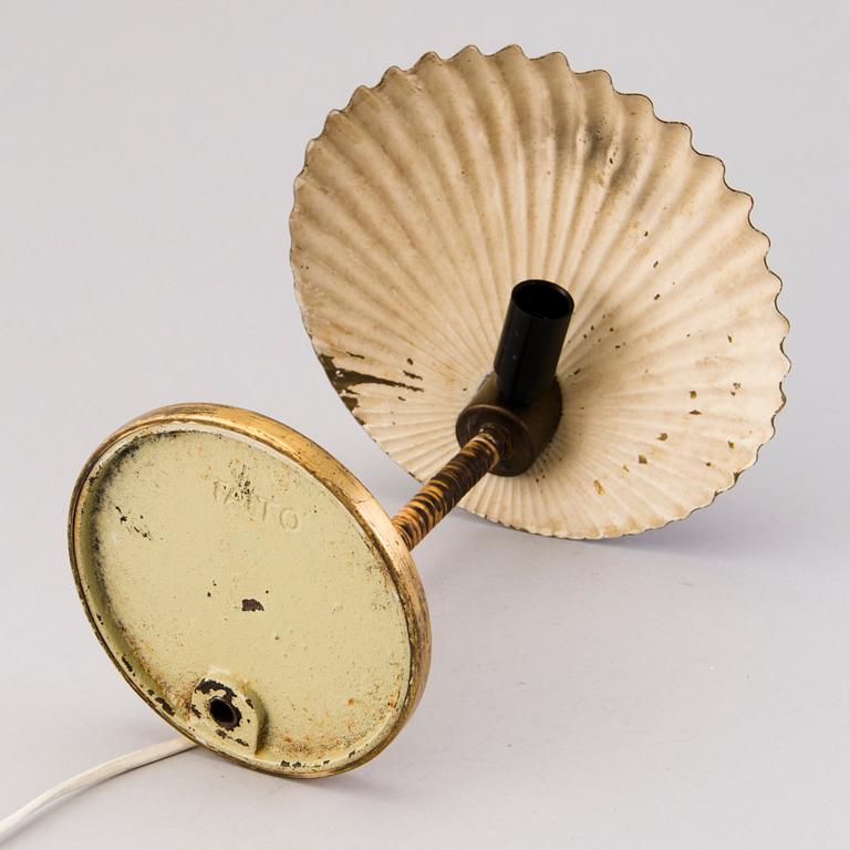 PAAVO TYNELL, A DESK LAMP. A shell.  Manufactured by Taito Oy. Designed in 1938/39.