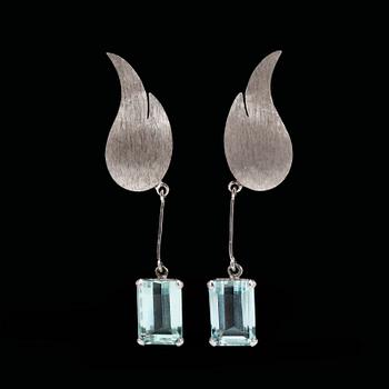 24. A pair of aquamarine earrings, tot. app. 8 cts.