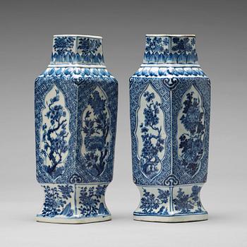 A pair of blue and white vases, Qing dynasty, Kangxi (1662-1722).