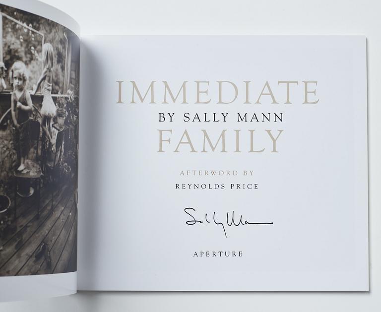 Sally Mann, bok Immediate Family signed.