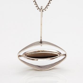 Elis Kauppi, A silver necklace with a tiger's eye. Kuoittaan kultaa, Turku 1961.