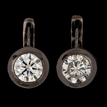 33. A pair of brilliant cut diamond earrings, tot. 2 cts.