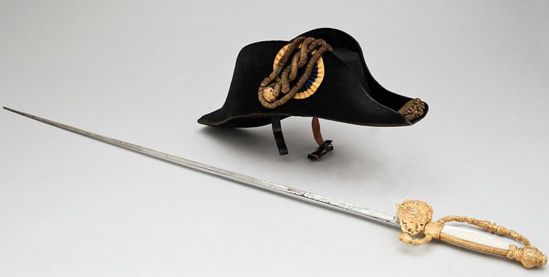 BICORNE samt ÄMBETSMANNAVÄRJA, Sverige, 1800-talets andra hälft.