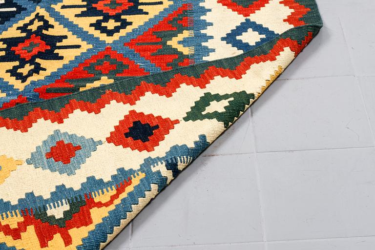 A KILIM KASHGAI, 240 x 169 cm.