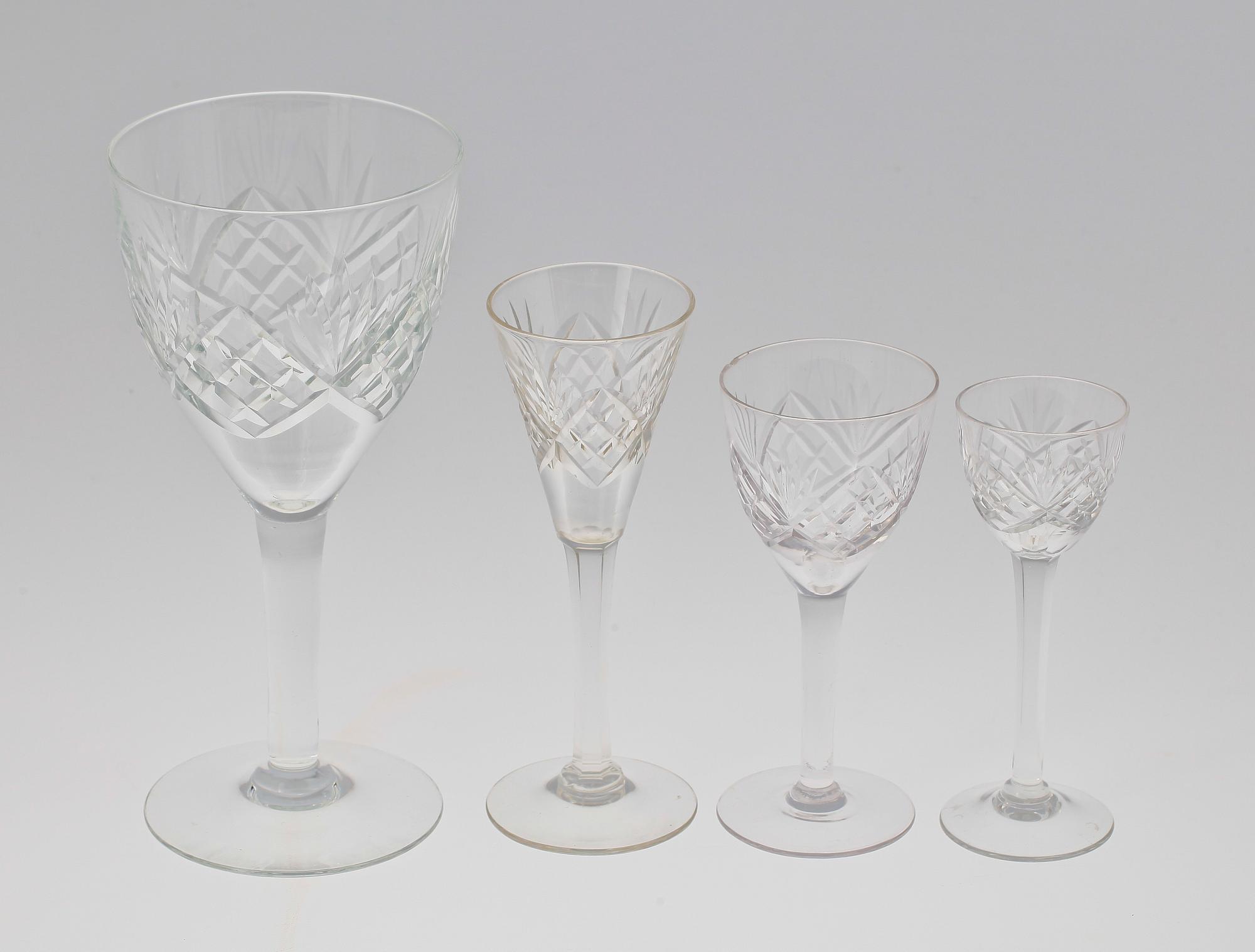 SERVISDELAR, ca 30 st, glas. Modell Helga, Kosta.