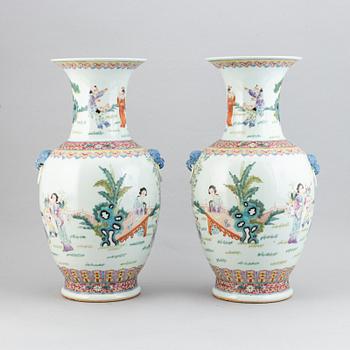 A pair of Chinese vases, second half of the 20th Century.