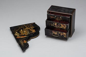 KONSOL samt MINIATYRBYRÅ, lackarbete, Kina. 1900-talets  första hälft.