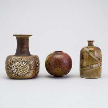 STIG LINDBERG, three vases and a stoneware dish, Gustavsberg 1960/70s.