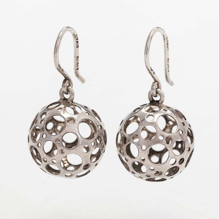 Liisa Vitali, örhängen "Nyckelpiga", sterlingsilver. Westerback, Helsingfors.