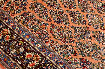 A Sarouk carpet, ca 323 x 248 cm.