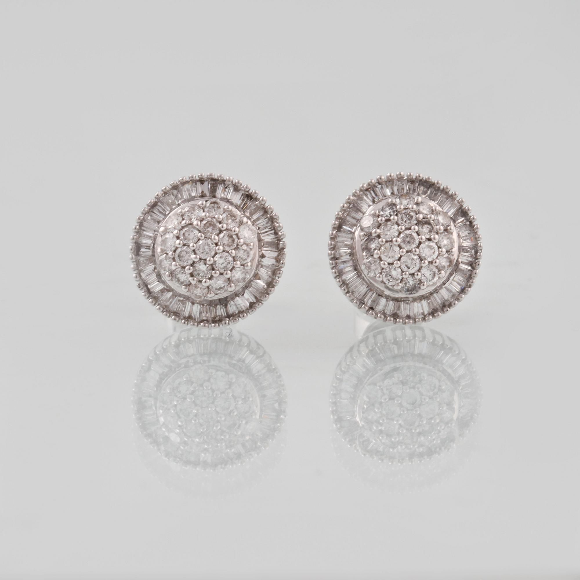 ÖRHÄNGEN, 18K vitguld med briljant och baguetteslipade diamanter ca 0.91 ct. Vikt 3,8 gram.