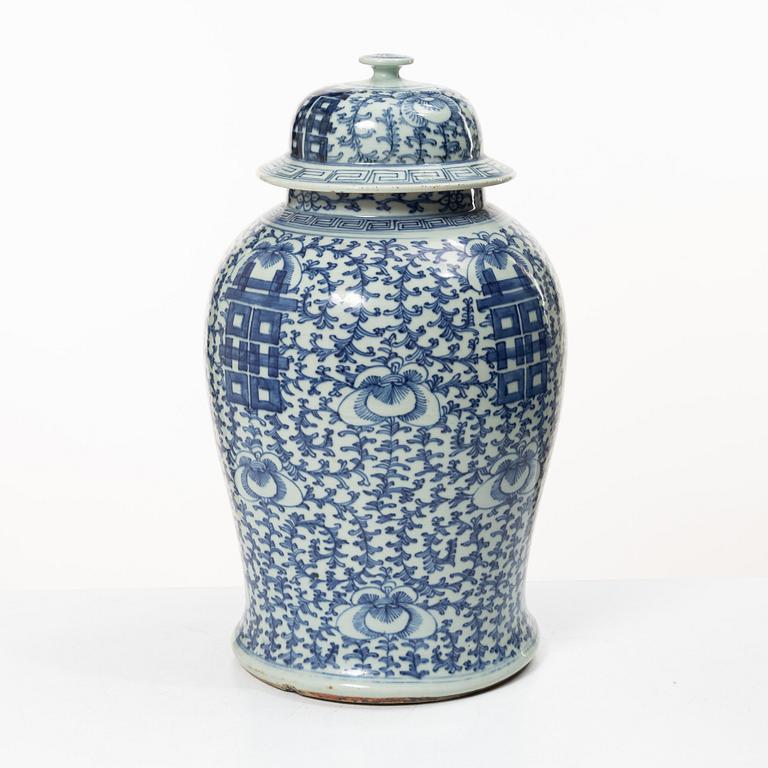 Urna med lock, porslin, Kina, Qingdynastin 1800-tal.