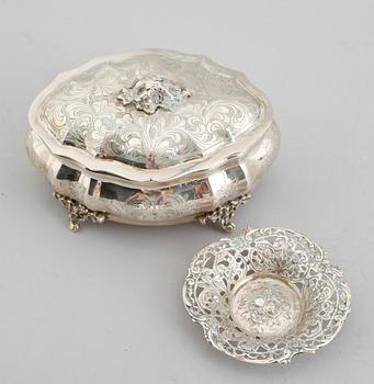 SKRIN SAMT NÅLFAT, silver, 1900-talets mitt. Vikt 277 g.