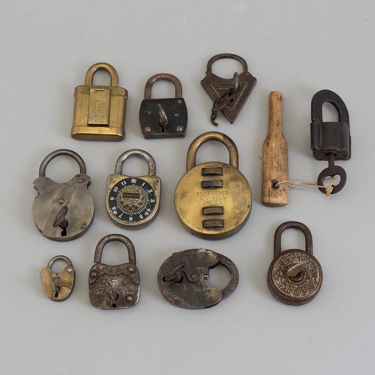 A COLLECTION OF ELEVEN DIFFERENT HANGING LOCKS, 19th/20th century.