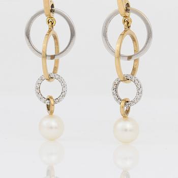 ÖRHÄNGEN, 18K tvåfärgat guld, samt små briljantslipade diamanter. Vikt ca 6,68 g.