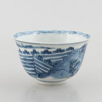 A blue and white Chinese porcelain cup with saucer, Kangxi (1662-1722).