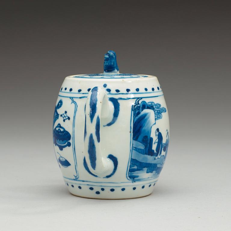 A blue and white tea pot with cover, Qing dynasty, Kangxi (1662-1722).