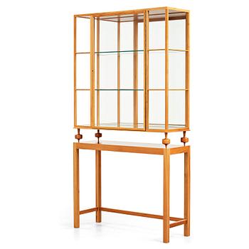 335. Josef Frank, vitrinskåp, Firma Svenskt Tenn, modell 2077.