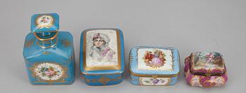 FLASKA samt ASKAR, 3 st, porslin, rokokostil, möjligen Frankrike 1900-tal.