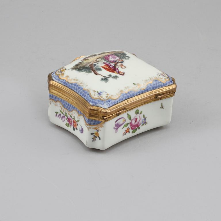 DOSA, porslin, rokokostil, Meissenlikande märke, 1800-tal.