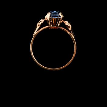 RING, 18K guld med fasettslipad syntetisk spinell, Varese, Italien. Vikt 2,5 g.