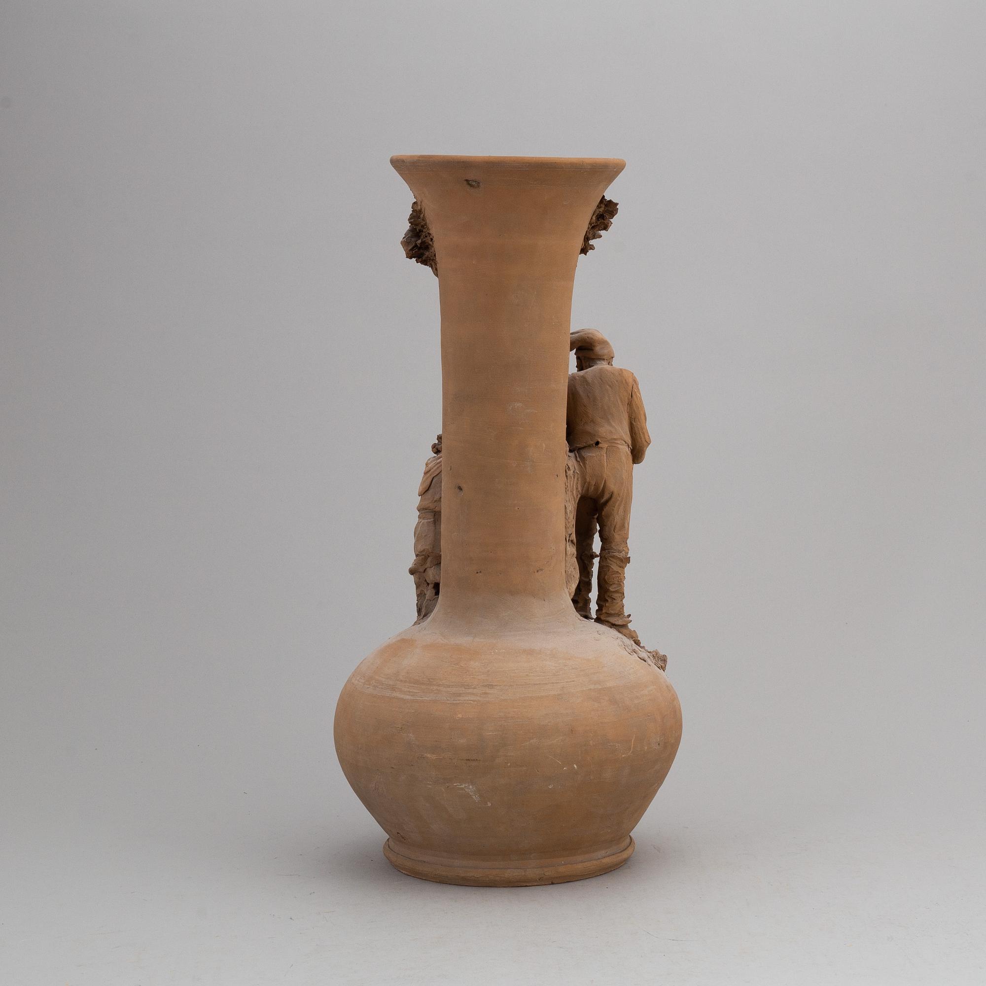 GIUSEPPE VACCARO CALTAGIRONE, skulptur med vas, terracotta, signerad.