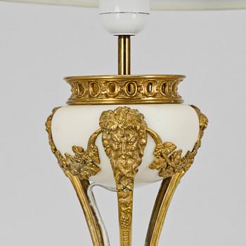 BORDSLAMPOR, ett par, marmor, mässing, Louis XVI-stil, 1900-talets början.